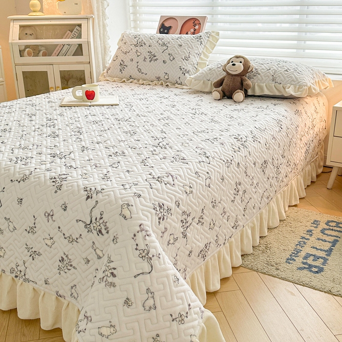 91家纺网 家纺一手货源 找家纺 凯罗 2025新款牛奶绒花边床盖印花小清新盖毯加大牛奶绒床盖床单 晚风逐梦