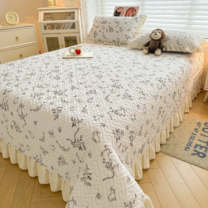 91家纺网 家纺一手货源 找家纺 凯罗 2025新款牛奶绒花边床盖印花小清新盖毯加大牛奶绒床盖床单 晚风逐梦