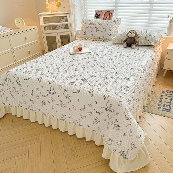 91家纺网 家纺一手货源 找家纺 凯罗 2025新款牛奶绒花边床盖印花小清新盖毯加大牛奶绒床盖床单 晚风逐梦