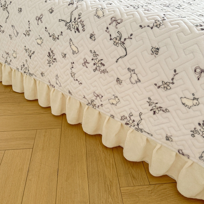 91家纺网 家纺一手货源 找家纺 凯罗 2025新款牛奶绒花边床盖印花小清新盖毯加大牛奶绒床盖床单 晚风逐梦