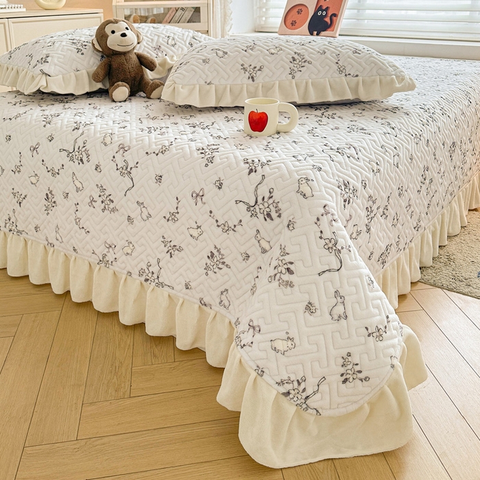 91家纺网 家纺一手货源 找家纺 凯罗 2025新款牛奶绒花边床盖印花小清新盖毯加大牛奶绒床盖床单 晚风逐梦