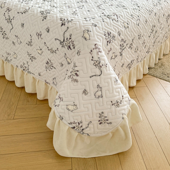 91家纺网 家纺一手货源 找家纺 凯罗 2025新款牛奶绒花边床盖印花小清新盖毯加大牛奶绒床盖床单 晚风逐梦