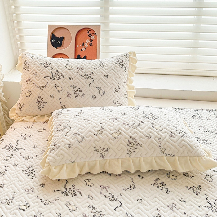 91家纺网 家纺一手货源 找家纺 凯罗 2025新款牛奶绒花边床盖印花小清新盖毯加大牛奶绒床盖床单 晚风逐梦