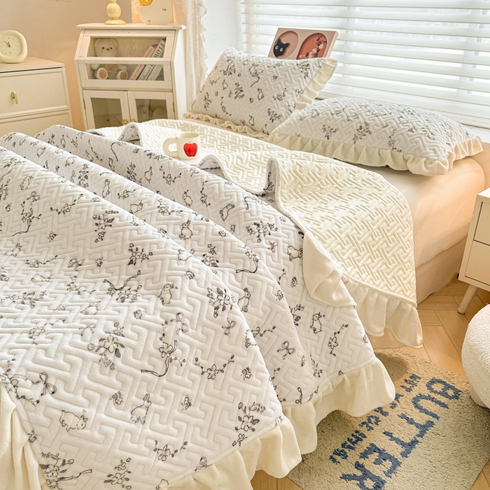 91家纺网 家纺一手货源 找家纺 凯罗 2025新款牛奶绒花边床盖印花小清新盖毯加大牛奶绒床盖床单 晚风逐梦