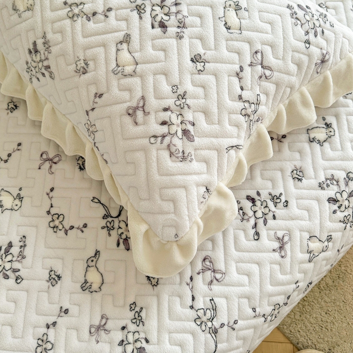 91家纺网 家纺一手货源 找家纺 凯罗 2025新款牛奶绒花边床盖印花小清新盖毯加大牛奶绒床盖床单 晚风逐梦