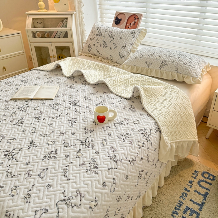 91家纺网 家纺一手货源 找家纺 凯罗 2025新款牛奶绒花边床盖印花小清新盖毯加大牛奶绒床盖床单 晚风逐梦