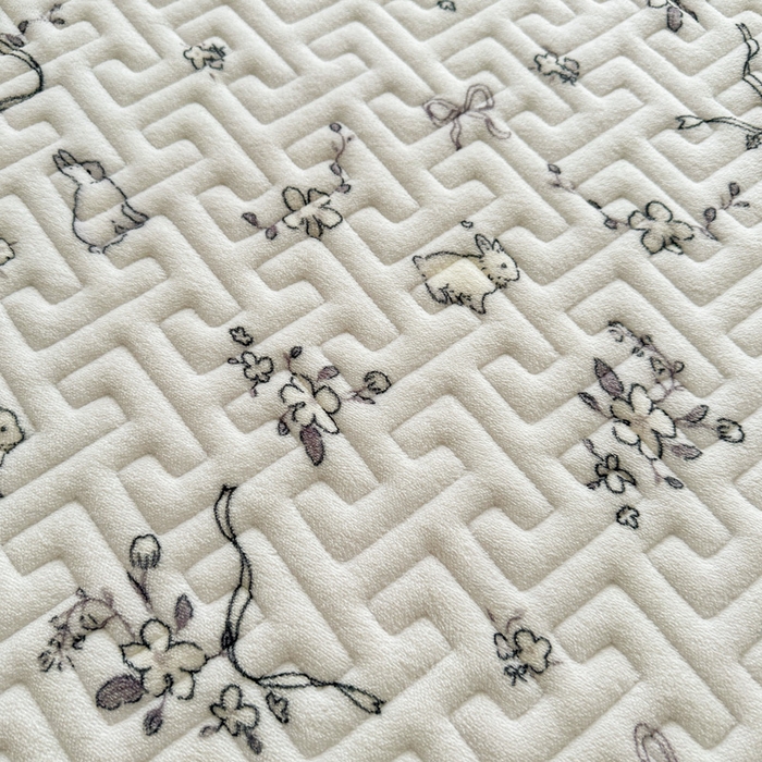 91家纺网 家纺一手货源 找家纺 凯罗 2025新款牛奶绒花边床盖印花小清新盖毯加大牛奶绒床盖床单 晚风逐梦