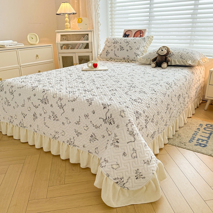 91家纺网 家纺一手货源 找家纺 凯罗 2025新款牛奶绒花边床盖印花小清新盖毯加大牛奶绒床盖床单 晚风逐梦