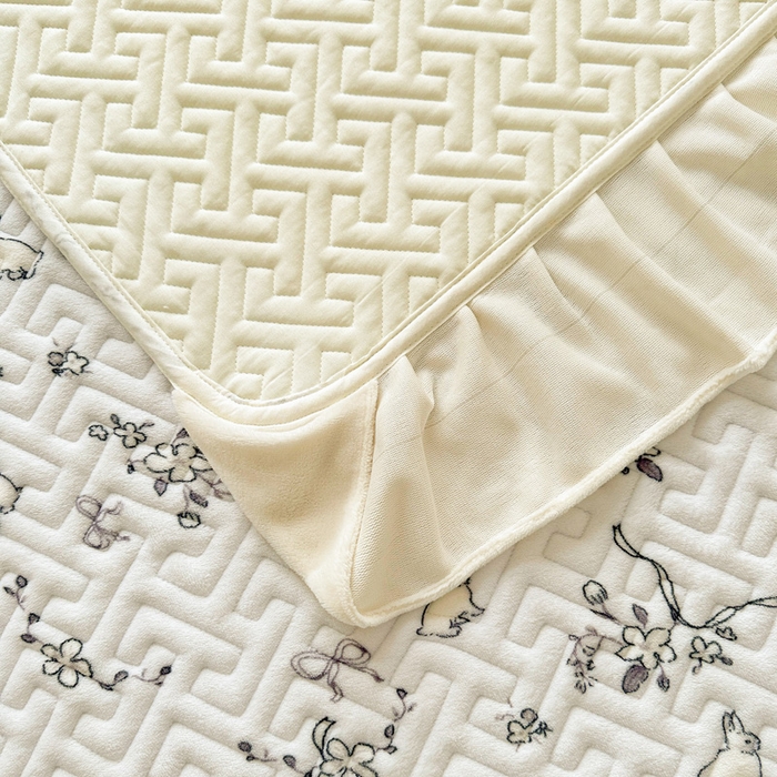 91家纺网 家纺一手货源 找家纺 凯罗 2025新款牛奶绒花边床盖印花小清新盖毯加大牛奶绒床盖床单 晚风逐梦