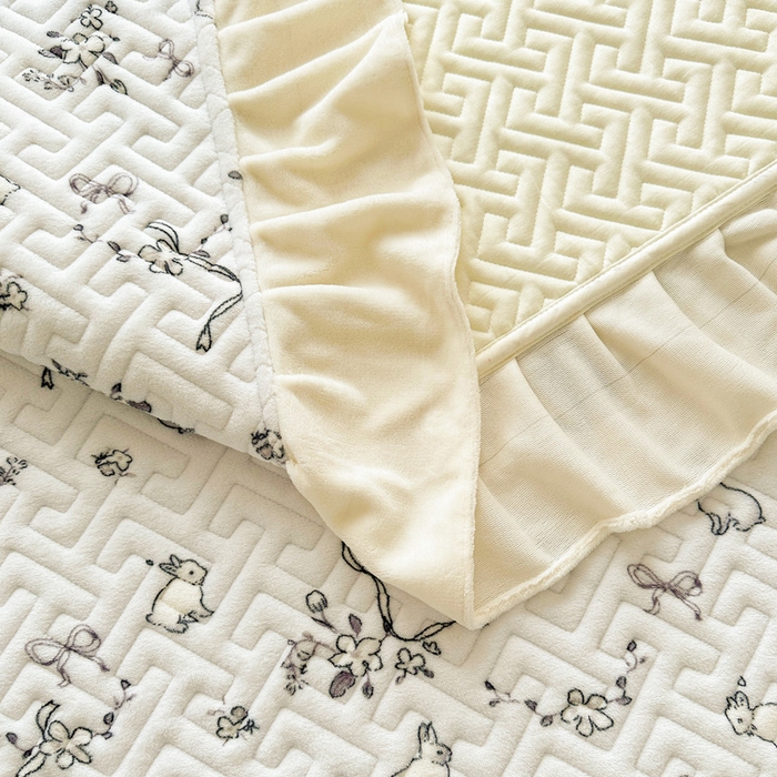 91家纺网 家纺一手货源 找家纺 凯罗 2025新款牛奶绒花边床盖印花小清新盖毯加大牛奶绒床盖床单 晚风逐梦