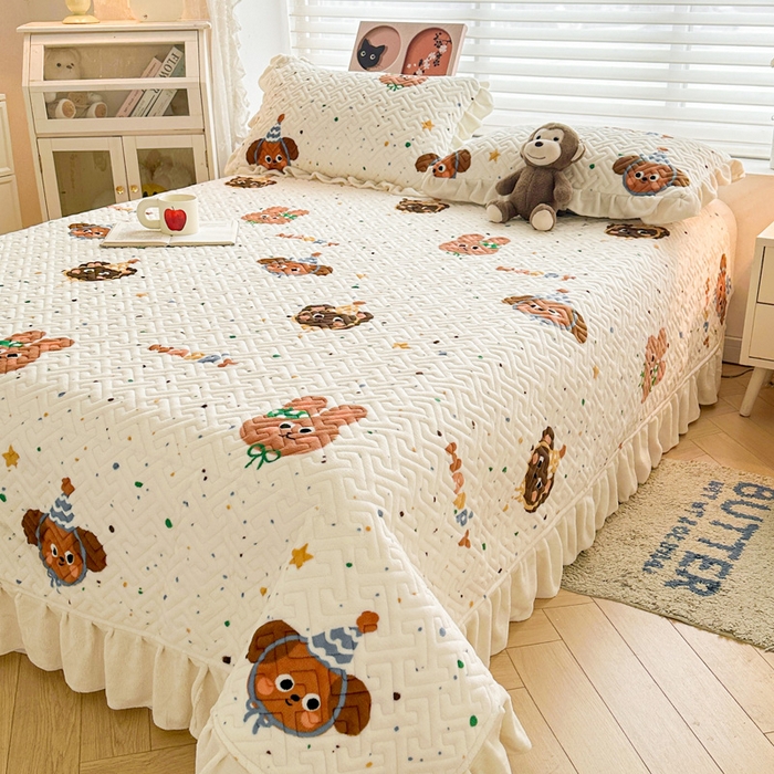 91家纺网 家纺一手货源 找家纺 凯罗 2025新款牛奶绒花边床盖印花小清新盖毯加大牛奶绒床盖床单 happy