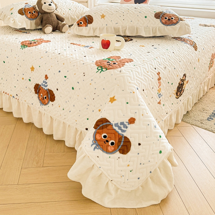 91家纺网 家纺一手货源 找家纺 凯罗 2025新款牛奶绒花边床盖印花小清新盖毯加大牛奶绒床盖床单 happy