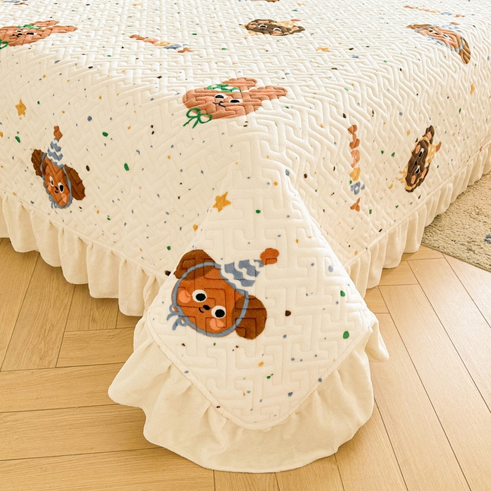 91家纺网 家纺一手货源 找家纺 凯罗 2025新款牛奶绒花边床盖印花小清新盖毯加大牛奶绒床盖床单 happy