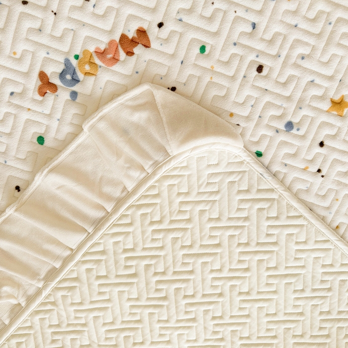 91家纺网 家纺一手货源 找家纺 凯罗 2025新款牛奶绒花边床盖印花小清新盖毯加大牛奶绒床盖床单 happy