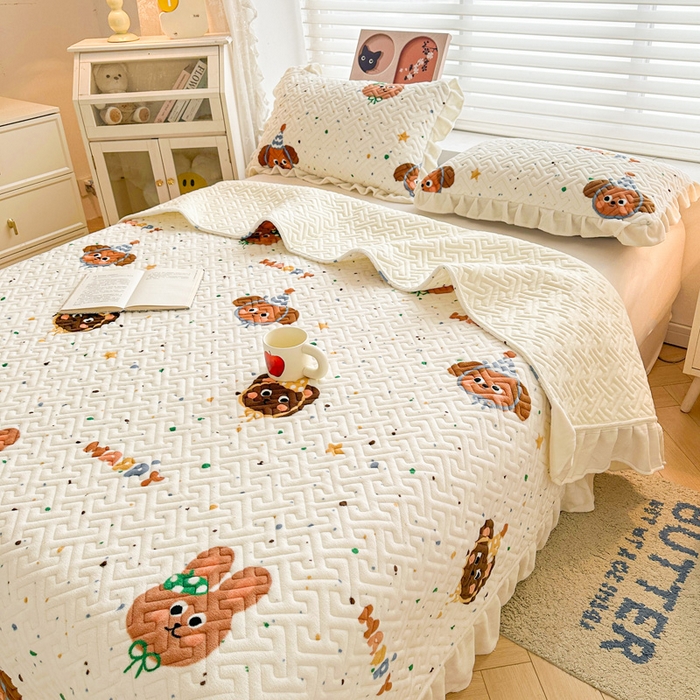 91家纺网 家纺一手货源 找家纺 凯罗 2025新款牛奶绒花边床盖印花小清新盖毯加大牛奶绒床盖床单 happy