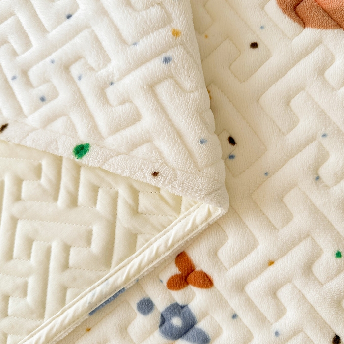 91家纺网 家纺一手货源 找家纺 凯罗 2025新款牛奶绒花边床盖印花小清新盖毯加大牛奶绒床盖床单 happy