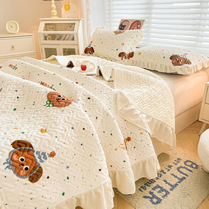 91家纺网 家纺一手货源 找家纺 凯罗 2025新款牛奶绒花边床盖印花小清新盖毯加大牛奶绒床盖床单 happy