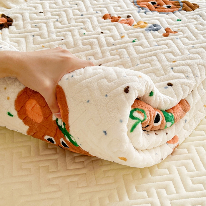 91家纺网 家纺一手货源 找家纺 凯罗 2025新款牛奶绒花边床盖印花小清新盖毯加大牛奶绒床盖床单 happy