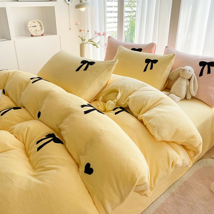 91家纺网 家纺一手货源 找家纺 茉礼 2025新款心动蝴蝶结A类加厚牛奶绒四件套毛巾绣四件套 心动奶黄