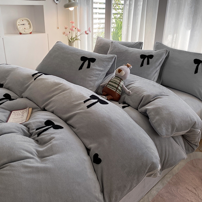 91家纺网 家纺一手货源 找家纺 茉礼 2025新款心动蝴蝶结A类加厚牛奶绒四件套毛巾绣四件套 心动灰