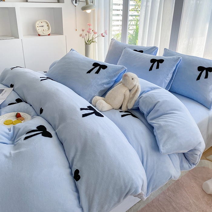 91家纺网 家纺一手货源 找家纺 茉礼 2025新款心动蝴蝶结A类加厚牛奶绒四件套毛巾绣四件套 心动蓝