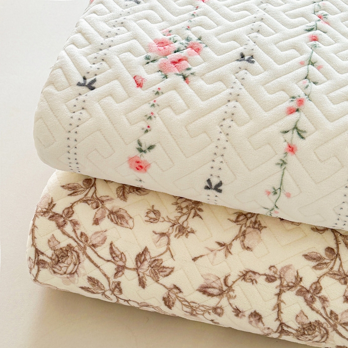 91家纺网 家纺一手货源 找家纺 凯罗 2025新款牛奶绒花边床盖印花小清新盖毯加大牛奶绒床盖床单 组合图仅供参考