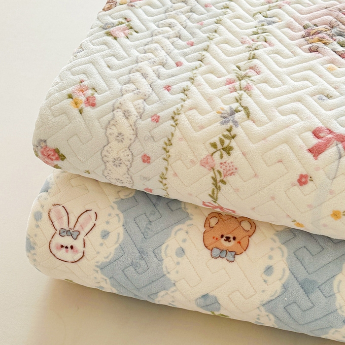 91家纺网 家纺一手货源 找家纺 凯罗 2025新款牛奶绒花边床盖印花小清新盖毯加大牛奶绒床盖床单 组合图仅供参考