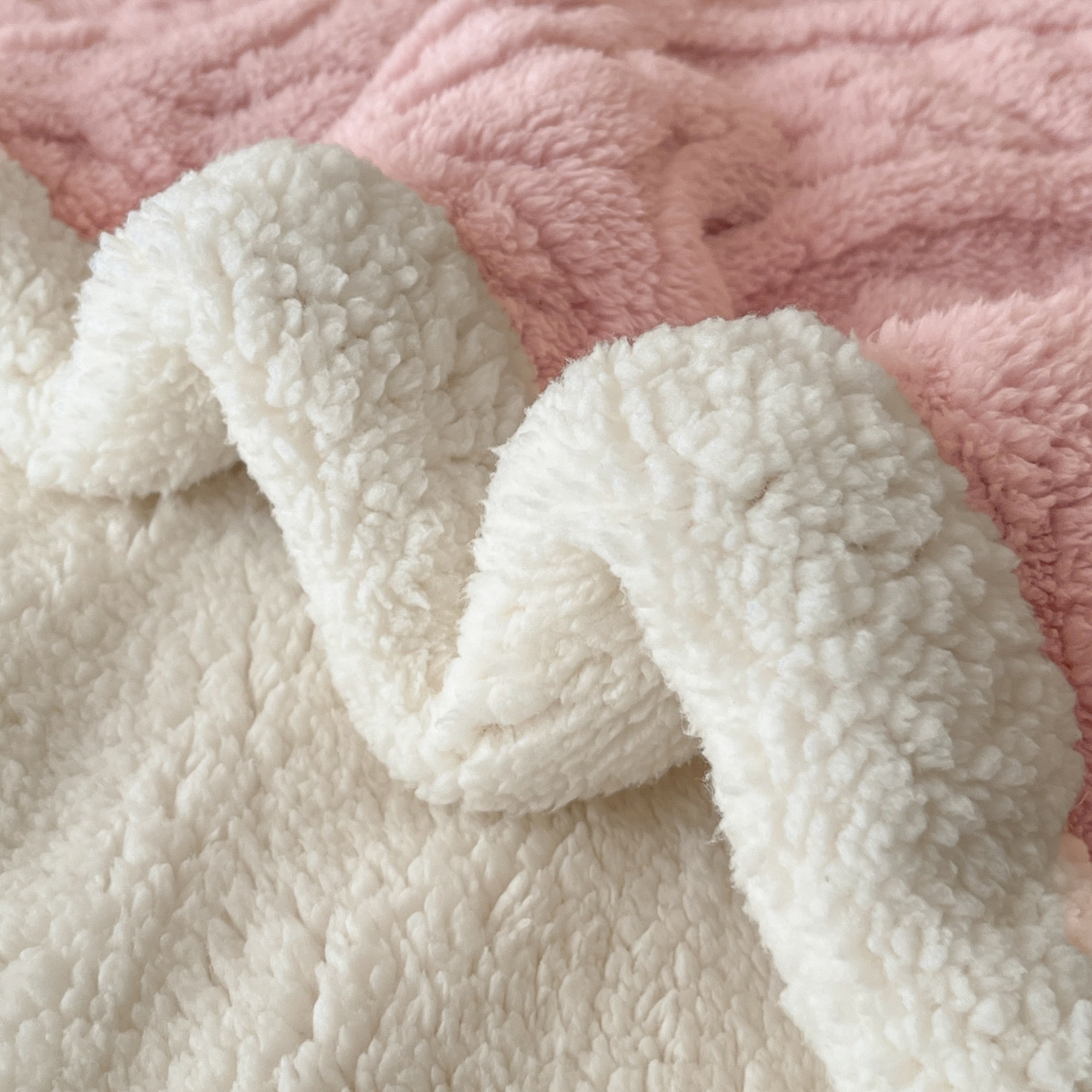 91家纺网 家纺一手货源 找家纺 欧邦 2025新款提塔芙绒绒羊羔绒毛毯-繁花 繁花-公主粉