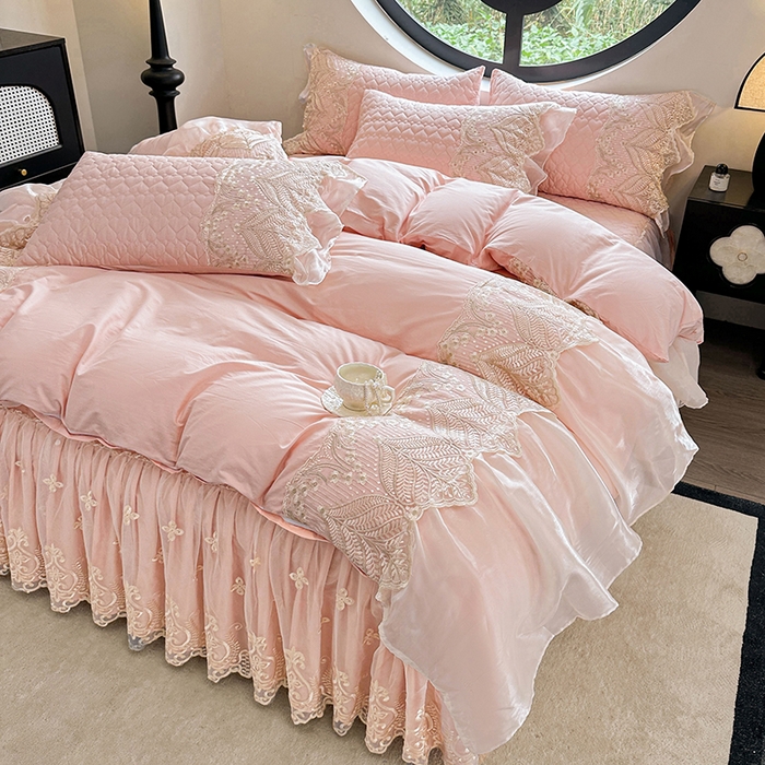 91家纺网 家纺一手货源 找家纺 罗艺轩 2025新款全棉纯棉蕾丝刺绣琉璃床裙四件套（1.5m控价288起、1.8m控价293起、1.8m加大控价303起、1.8*2.2m控价298起、1.8*2.2m加大控价308起、2.0m控价3