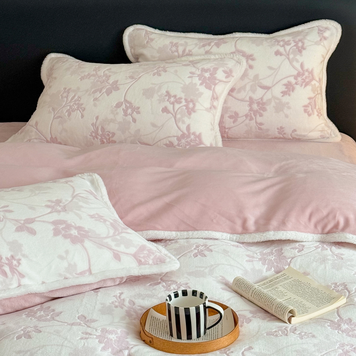 91家纺网 家纺一手货源 找家纺 沐棉家居 2025新款高克重立体雕花牛奶绒保暖四件套 花舞倩影