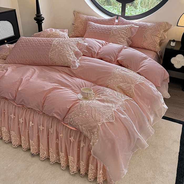 91家纺网 家纺一手货源 找家纺 罗艺轩 2025新款全棉纯棉蕾丝刺绣琉璃床裙四件套（1.5m控价288起、1.8m控价293起、1.8m加大控价303起、1.8*2.2m控价298起、1.8*2.2m加大控价308起、2.0m控价3