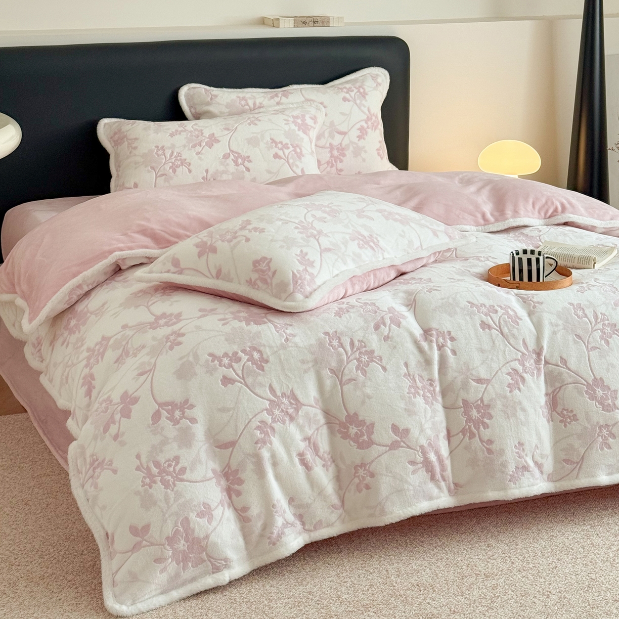 91家纺网 家纺一手货源 找家纺 沐棉家居 2025新款高克重立体雕花牛奶绒保暖四件套 花舞倩影