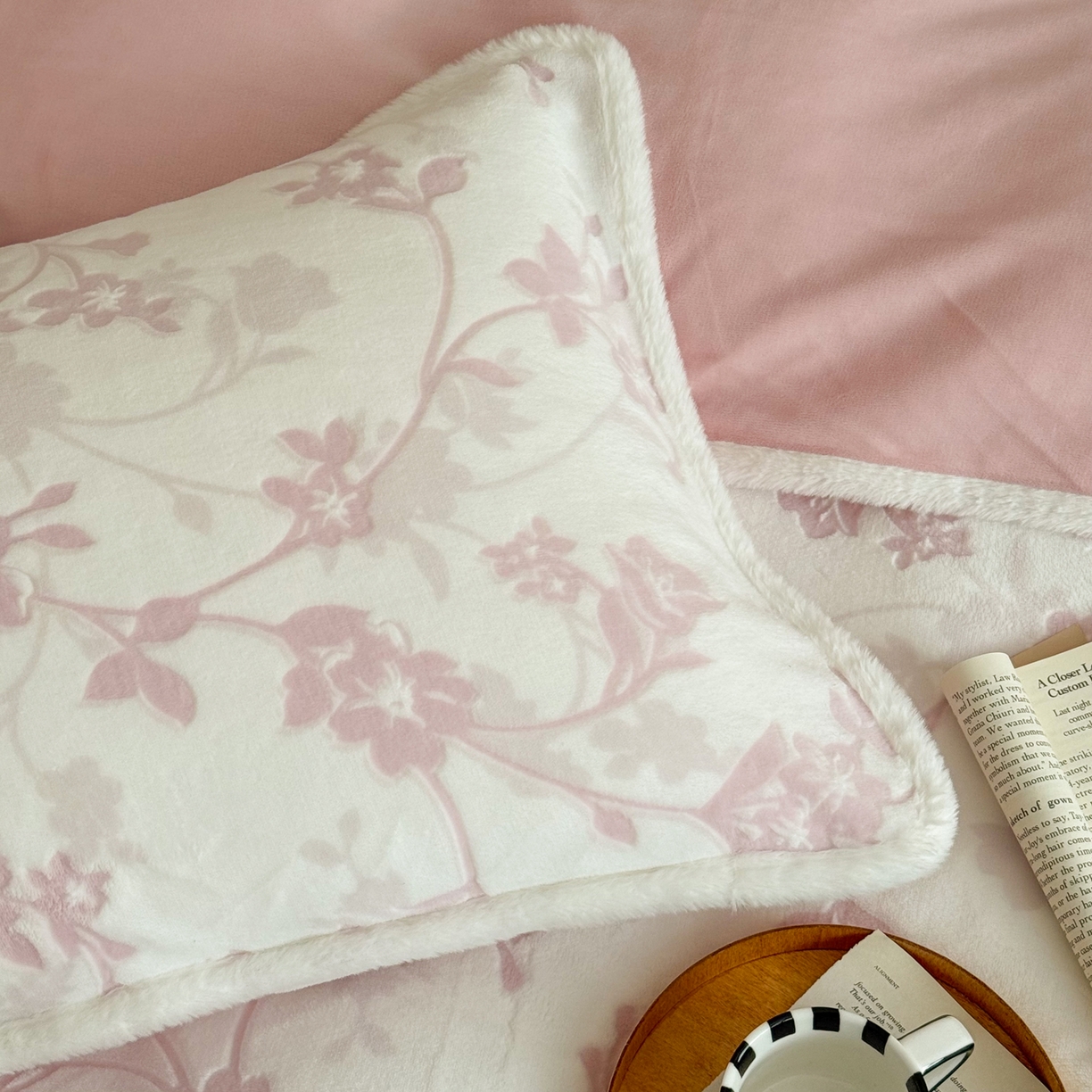 91家纺网 家纺一手货源 找家纺 沐棉家居 2025新款高克重立体雕花牛奶绒保暖四件套 花舞倩影