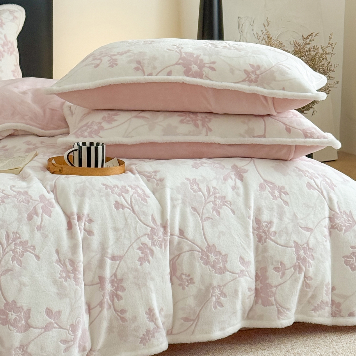 91家纺网 家纺一手货源 找家纺 沐棉家居 2025新款高克重立体雕花牛奶绒保暖四件套 花舞倩影