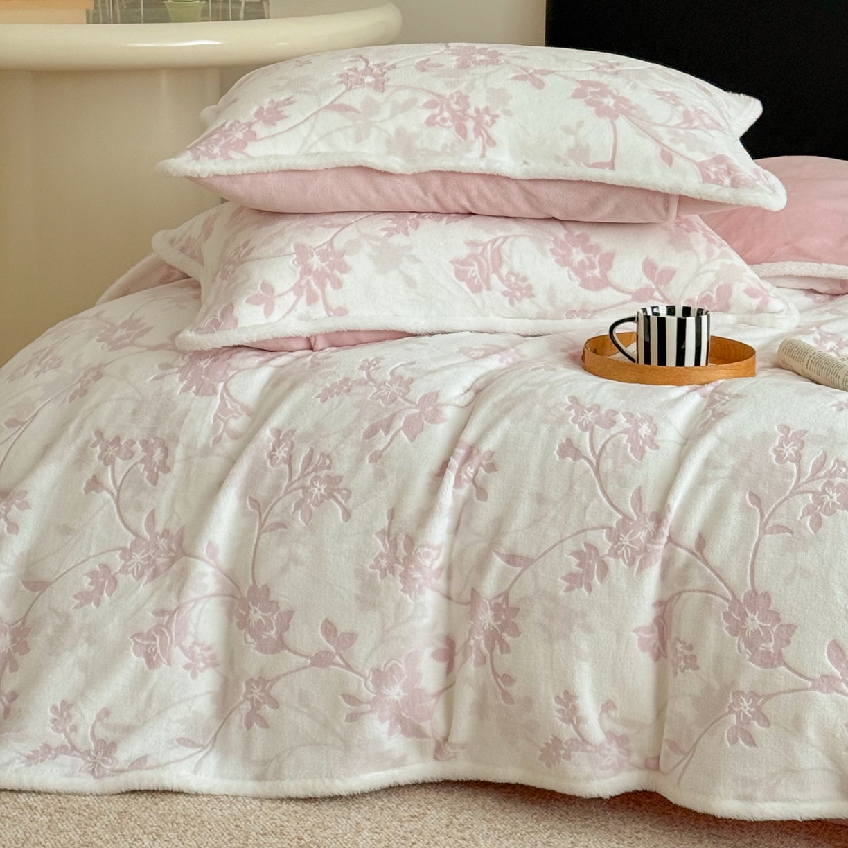 91家纺网 家纺一手货源 找家纺 沐棉家居 2025新款高克重立体雕花牛奶绒保暖四件套 花舞倩影