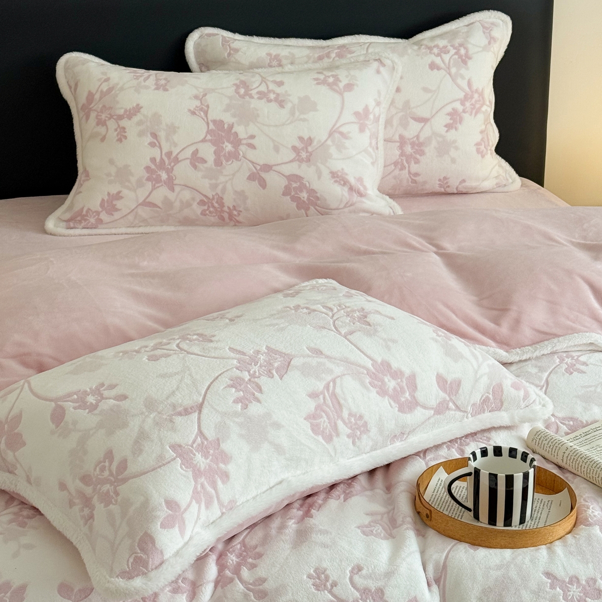 91家纺网 家纺一手货源 找家纺 沐棉家居 2025新款高克重立体雕花牛奶绒保暖四件套 花舞倩影