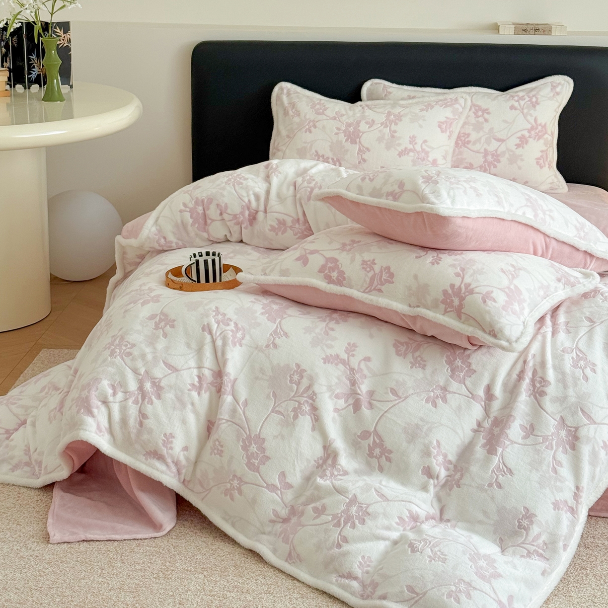 91家纺网 家纺一手货源 找家纺 沐棉家居 2025新款高克重立体雕花牛奶绒保暖四件套 花舞倩影