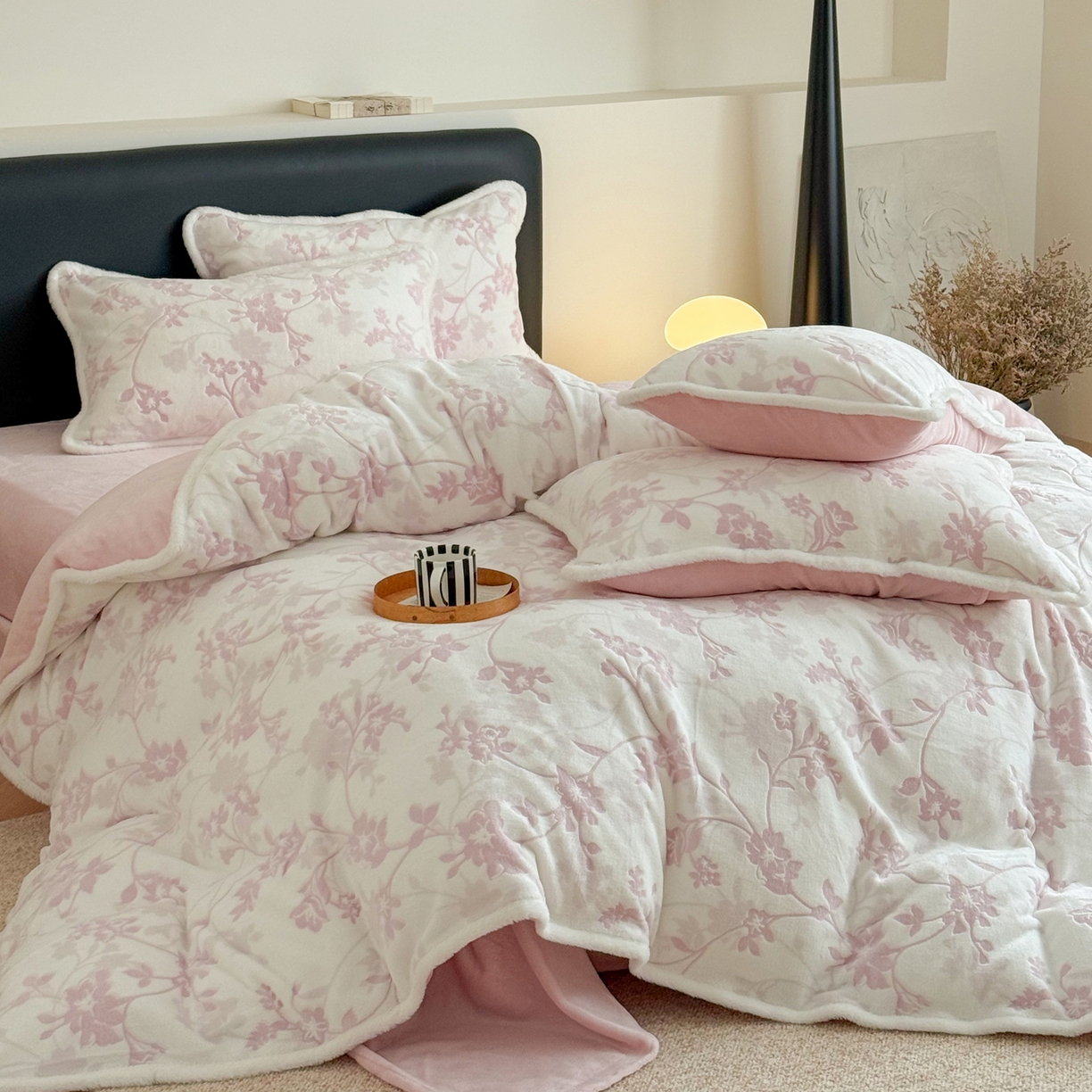 91家纺网 家纺一手货源 找家纺 沐棉家居 2025新款高克重立体雕花牛奶绒保暖四件套 花舞倩影