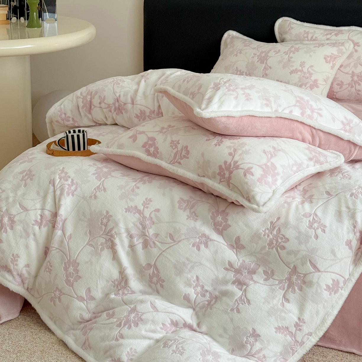 91家纺网 家纺一手货源 找家纺 沐棉家居 2025新款高克重立体雕花牛奶绒保暖四件套 花舞倩影