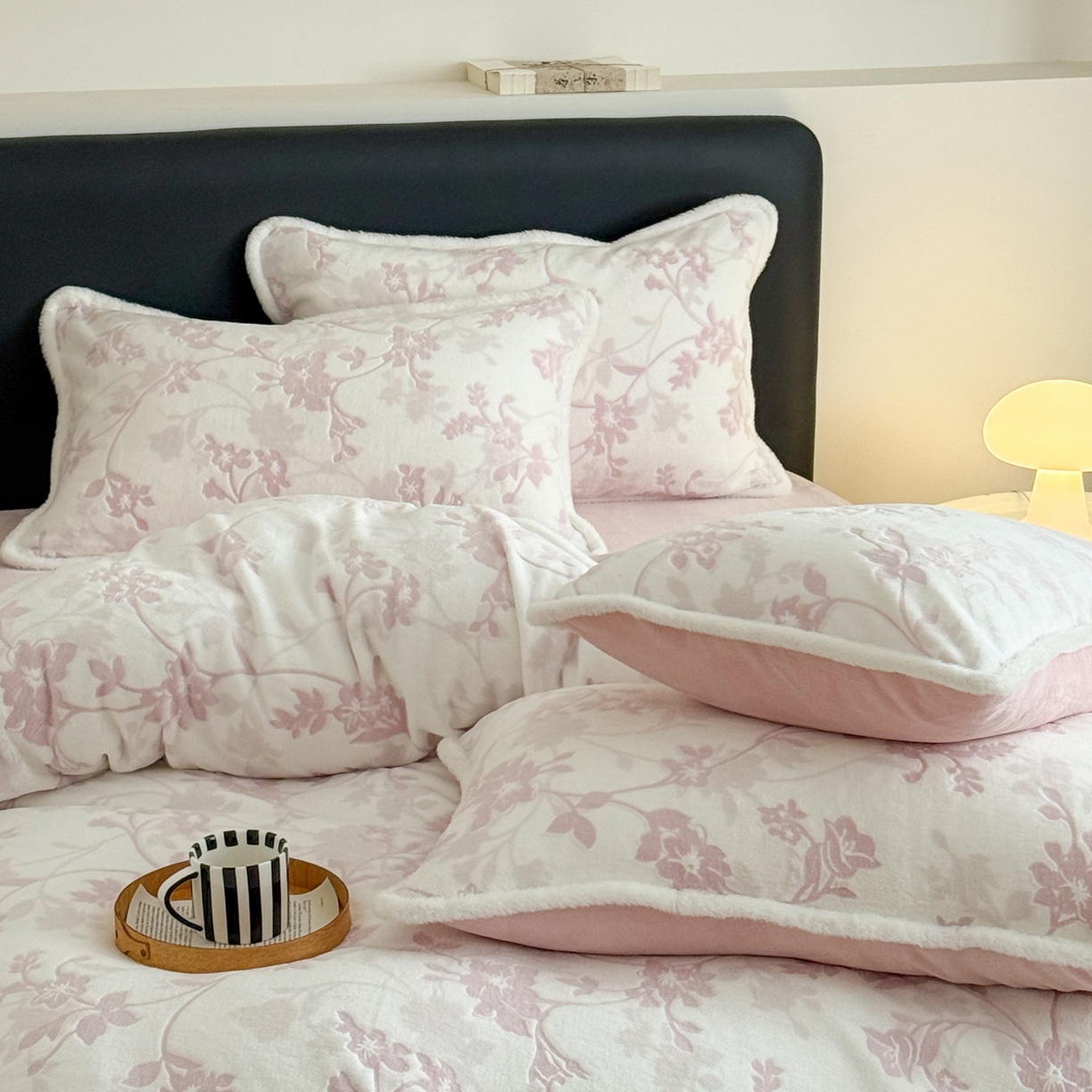 91家纺网 家纺一手货源 找家纺 沐棉家居 2025新款高克重立体雕花牛奶绒保暖四件套 花舞倩影