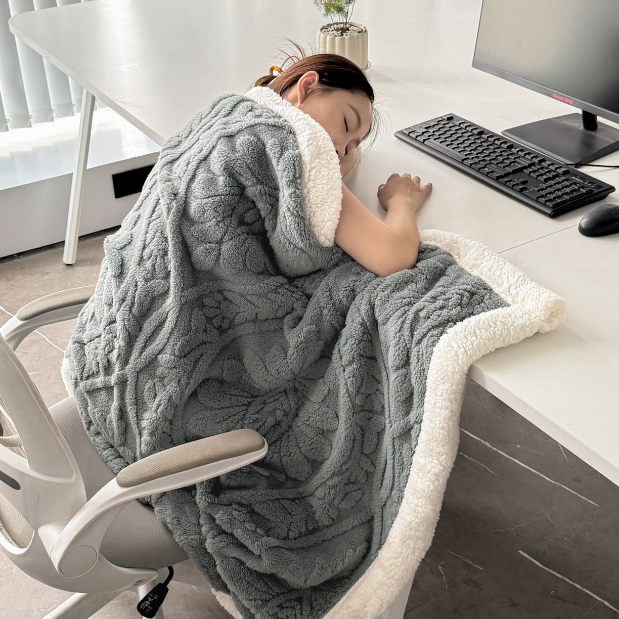 91家纺网 家纺一手货源 找家纺 欧邦 2025新款提塔芙绒绒羊羔绒毛毯-繁花 繁花-深灰