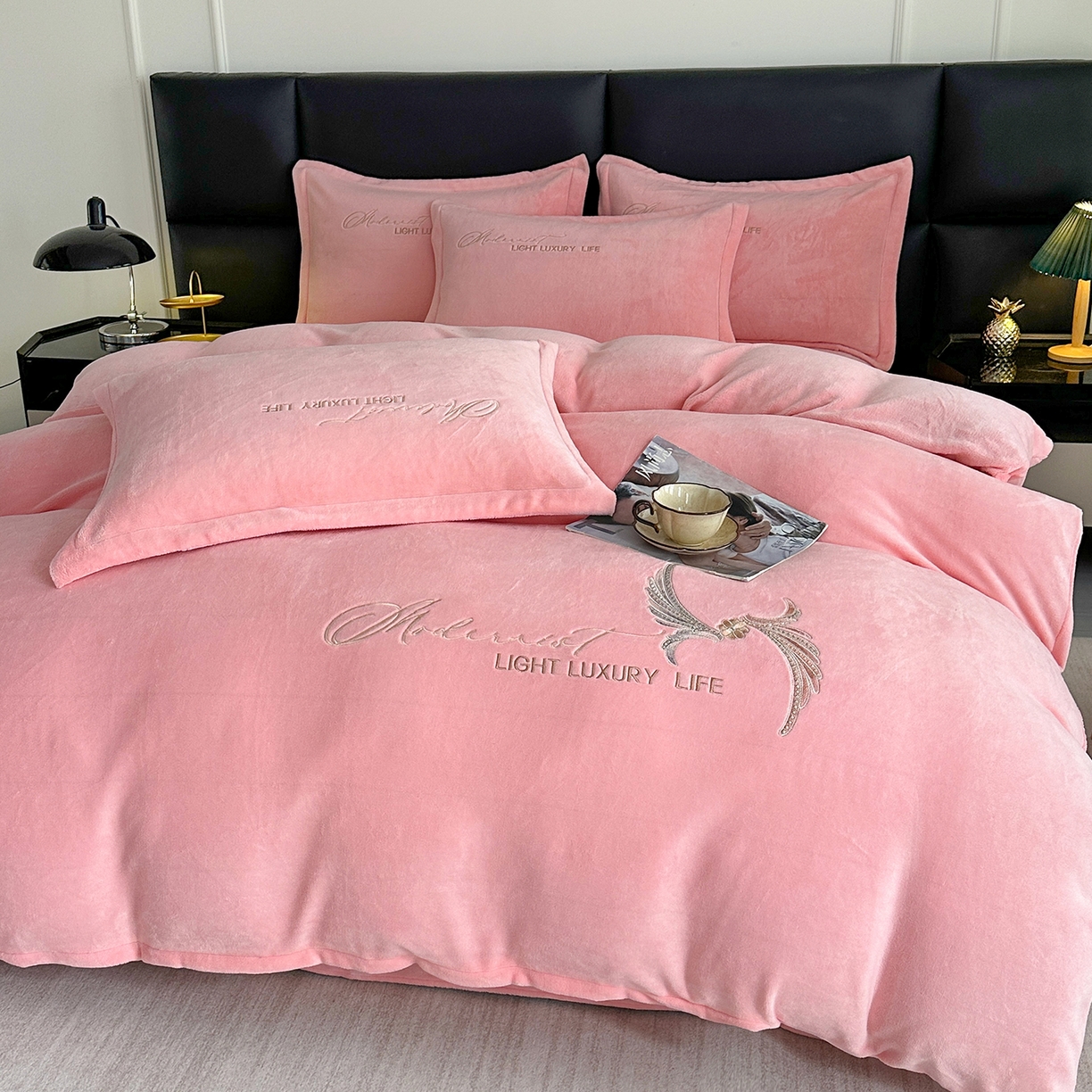 91家纺网 家纺一手货源 找家纺 （总）悦织湾家纺 2025新款牛奶绒纯色刺绣四件套-宽镜