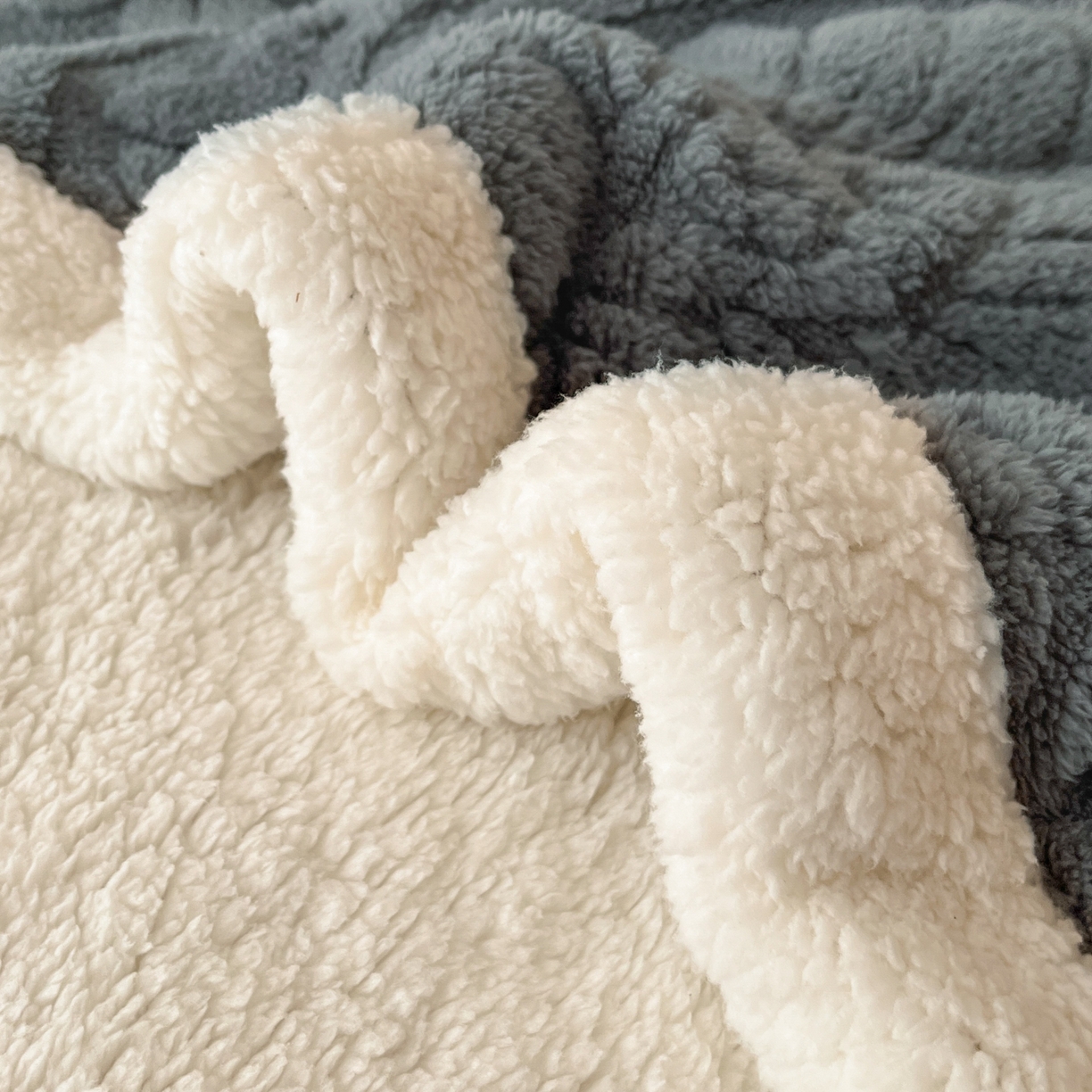 91家纺网 家纺一手货源 找家纺 欧邦 2025新款提塔芙绒绒羊羔绒毛毯-繁花 繁花-深灰