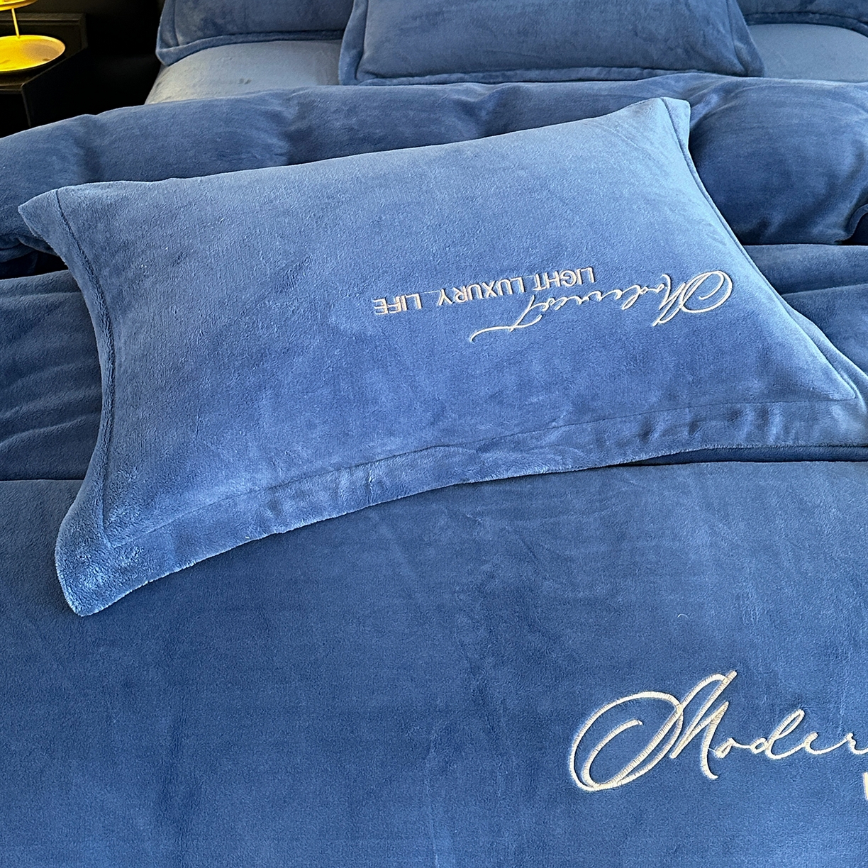 91家纺网 家纺一手货源 找家纺 （总）悦织湾家纺 2025新款牛奶绒纯色刺绣四件套-宽镜