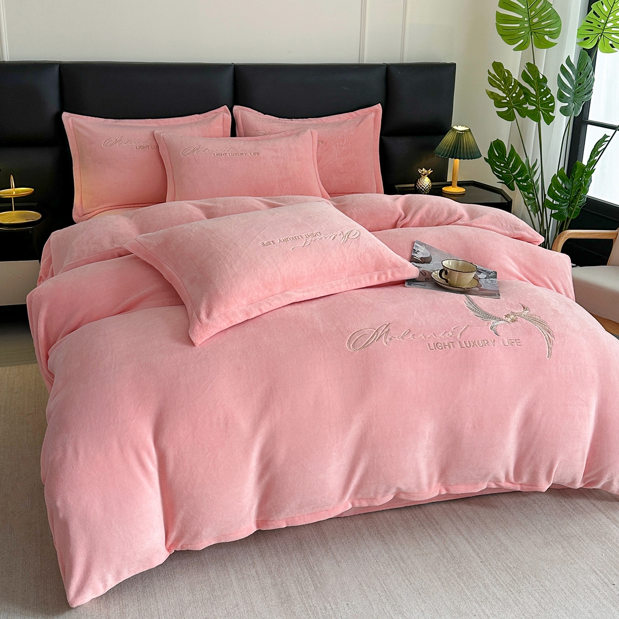 91家纺网 家纺一手货源 找家纺 悦织湾家纺 2025新款牛奶绒纯色刺绣四件套-宽镜 宽镜-粉色