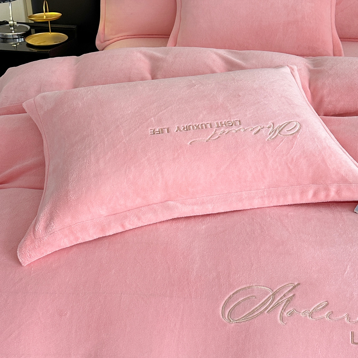 91家纺网 家纺一手货源 找家纺 悦织湾家纺 2025新款牛奶绒纯色刺绣四件套-宽镜 宽镜-粉色