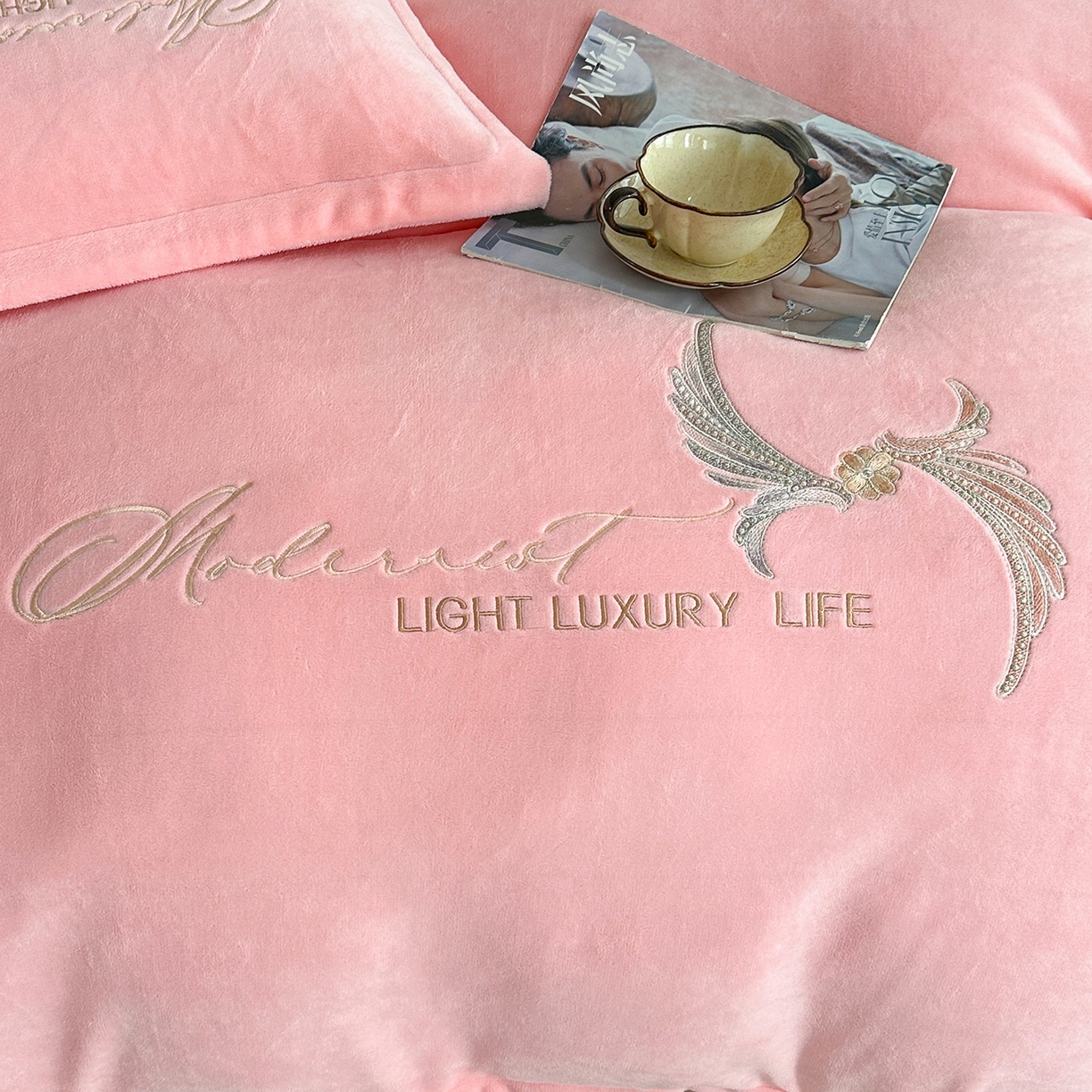 91家纺网 家纺一手货源 找家纺 悦织湾家纺 2025新款牛奶绒纯色刺绣四件套-宽镜 宽镜-粉色