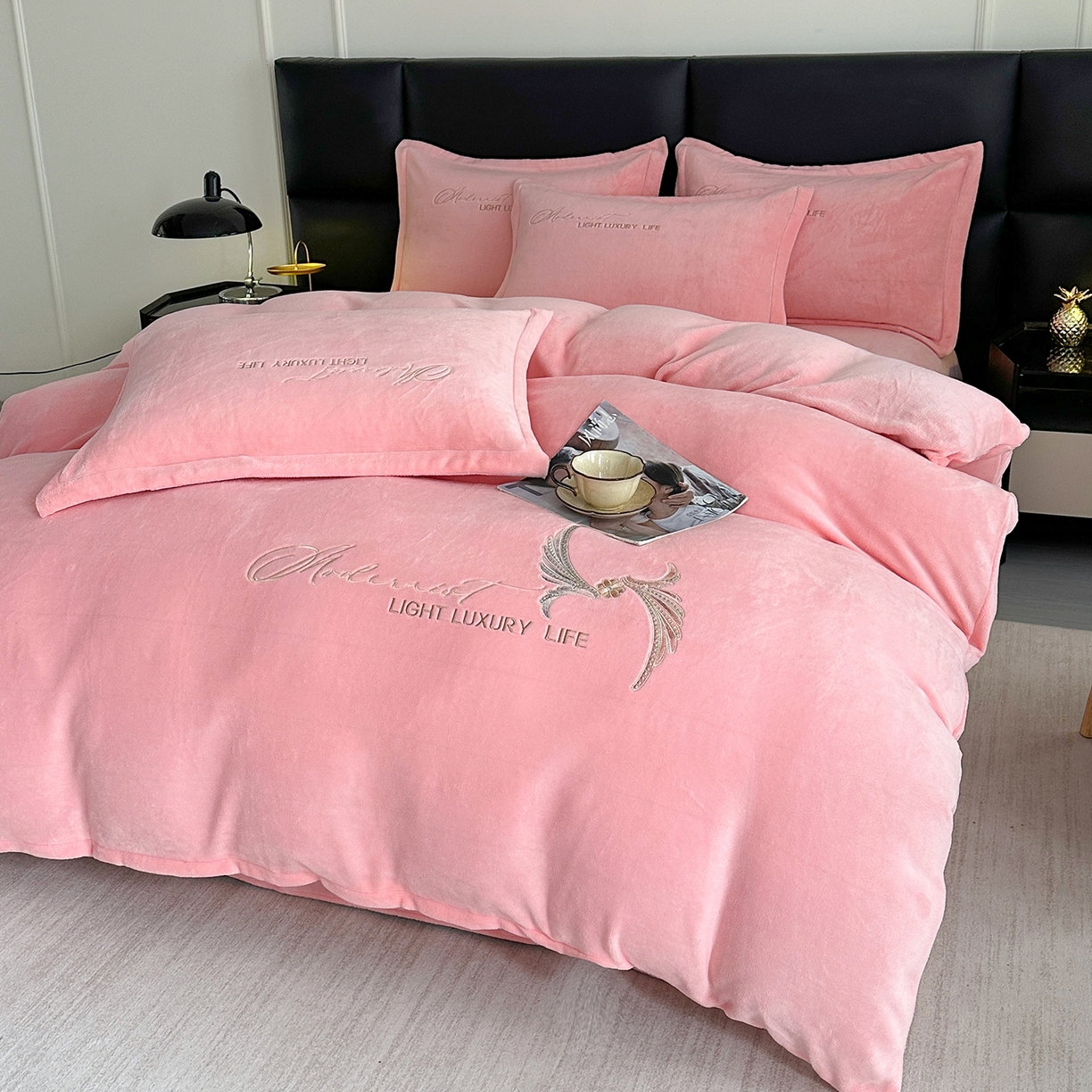 91家纺网 家纺一手货源 找家纺 悦织湾家纺 2025新款牛奶绒纯色刺绣四件套-宽镜 宽镜-粉色