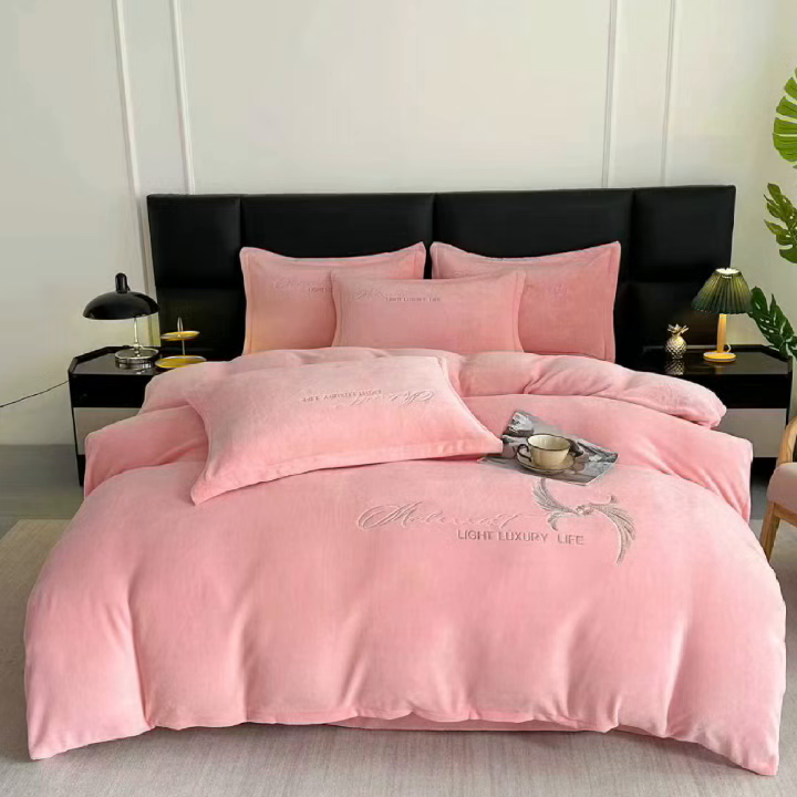 91家纺网 家纺一手货源 找家纺 悦织湾家纺 2025新款牛奶绒纯色刺绣四件套-宽镜 宽镜-粉色