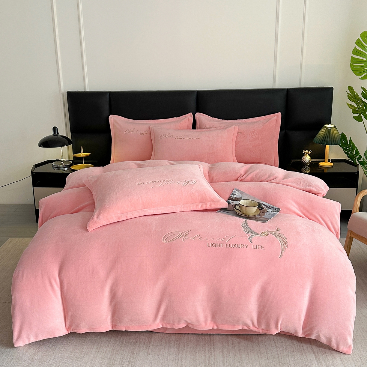 91家纺网 家纺一手货源 找家纺 悦织湾家纺 2025新款牛奶绒纯色刺绣四件套-宽镜 宽镜-粉色